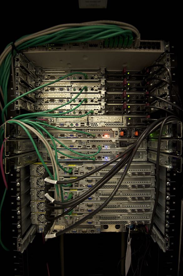 Rack de servidores con cableado de red