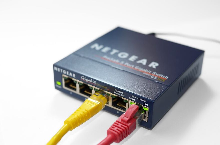 Switch de red con puertos ethernet