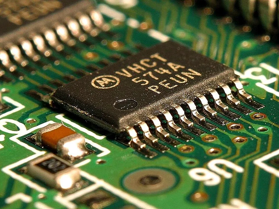 Chip y pistas de una tarjeta de circuito, de cerca