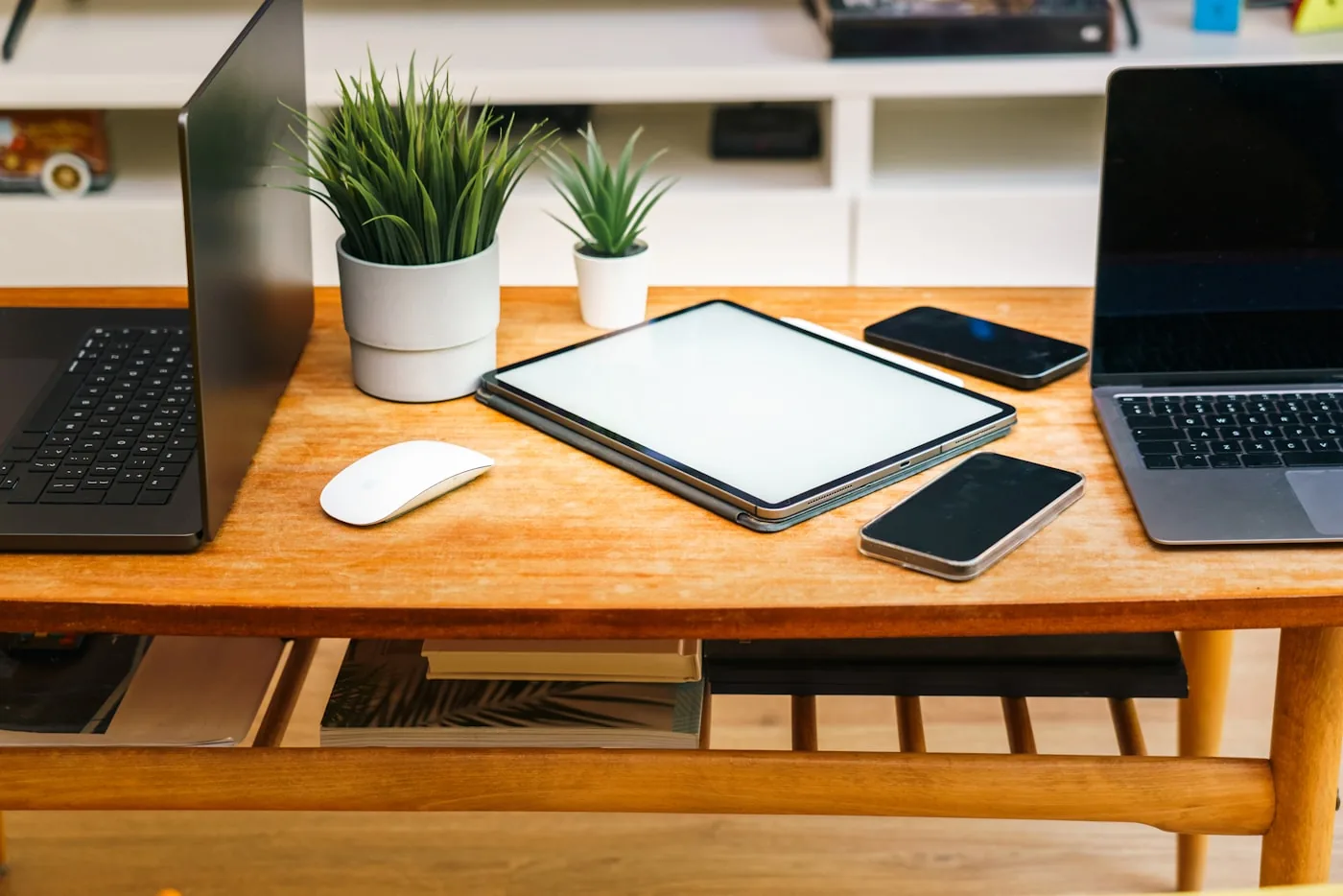 Laptops, tablet y celulares funcionando sobre un escritorio