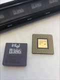 Intel 386/486 con tapa de oro — Procesadores y chips. Procesador Intel 386/486 con tapa de oro en la parte inferior.