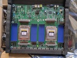 Motherboard de servidor grande (doble socket) — Tarjetas de circuito. Dos sockets de CPU de plástico grandes (retirar pila y disipadores).