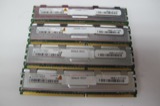 RAM con dedos de oro y blindaje — Memoria RAM. RAM con dedos de oro y blindaje de aluminio (no retirar el blindaje).