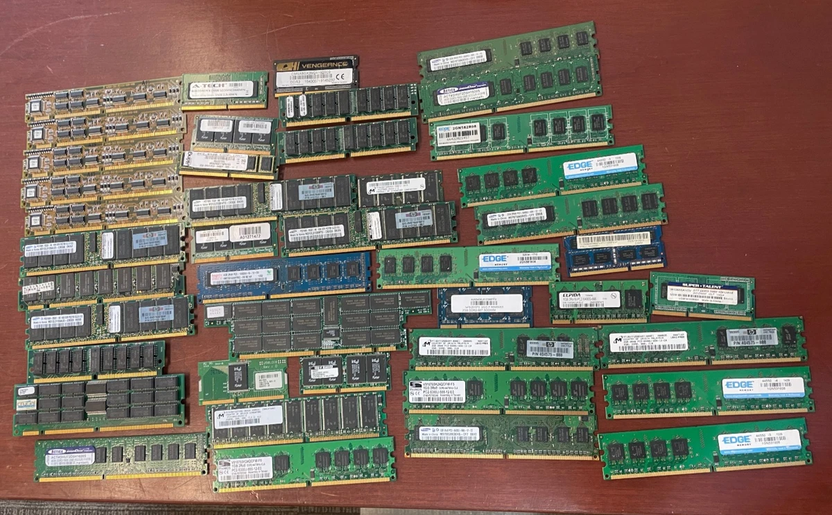 Decenas de memorias RAM acomodadas por tipo sobre una mesa